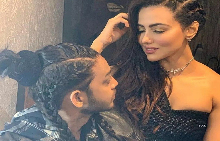 সানা ২০১৯ সালে কোরিওগ্রাফার মেলভিন লুইসের সঙ্গে সম্পর্কের বিষয়টি প্রকাশ্যে আনেন। তবে সে সম্পর্ক খুব বেশি দিন স্থায়ী হয়নি। ২০২০ সালের ফেব্রুয়ারির মধ্যেই তারা আলাদা হয়ে যান। ছবি: সংগৃহীত