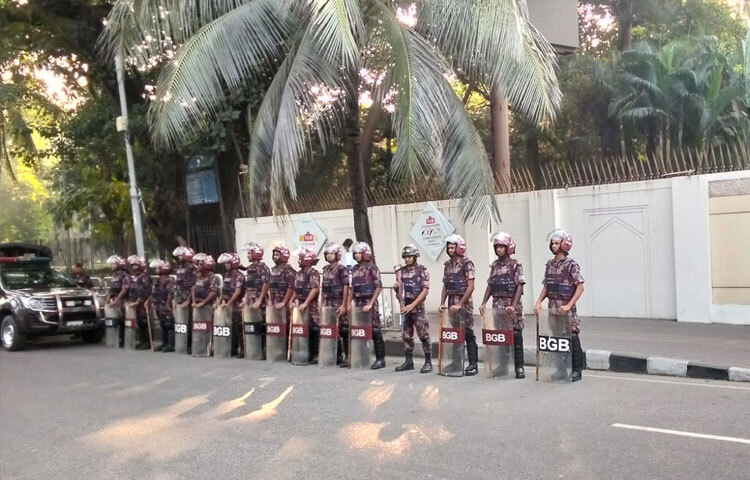 সকালে বিজিবির জনসংযোগ কর্মকর্তা মো. শরীফুল ইসলাম এ তথ্য জানান। তিনি বলেন, আইন-শৃঙ্খলা রক্ষা ও জনগণের জান-মালের নিরাপত্তায় বিজিবির সদস্যরা কাজ করবেন।