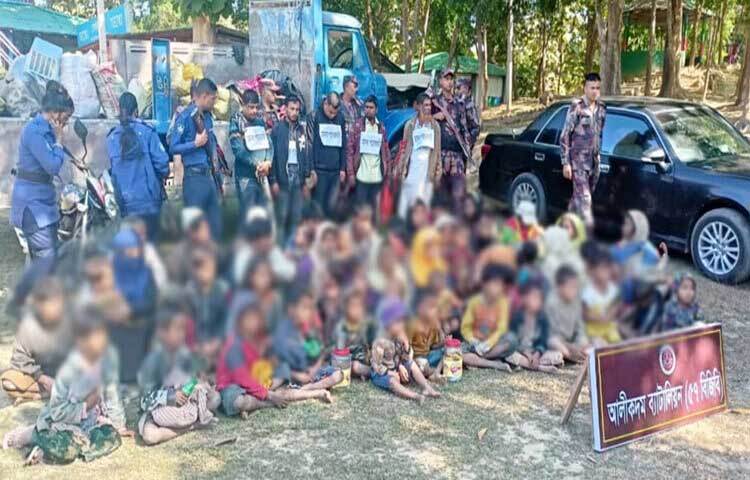 বান্দরবানের আলীকদম দিয়ে বাংলাদেশে অনুপ্রবেশের সময় শিশুসহ ৫৮ মিয়ানমারের নাগরিককে আটক করেছে বিজিবি। ছবি: নয়ন চক্রবর্তী