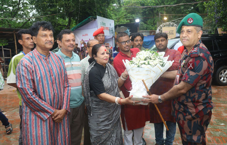 বর্ডার গার্ড বাংলাদেশের (বিজিবি) মহাপরিচালক মেজর জেনারেল মোহাম্মদ আশরাফুজ্জামান সিদ্দিকী বলেছেন, সীমান্তবর্তী দুই হাজারের বেশি পূজামণ্ডপের নিরাপত্তার পাশাপাশি রাজধানীসহ সারাদেশের বড় পূজামণ্ডপগুলোর নিরাপত্তায়ও বিজিবি কাজ করছে। ছবি: তৌহিদুজ্জামান তন্ময়