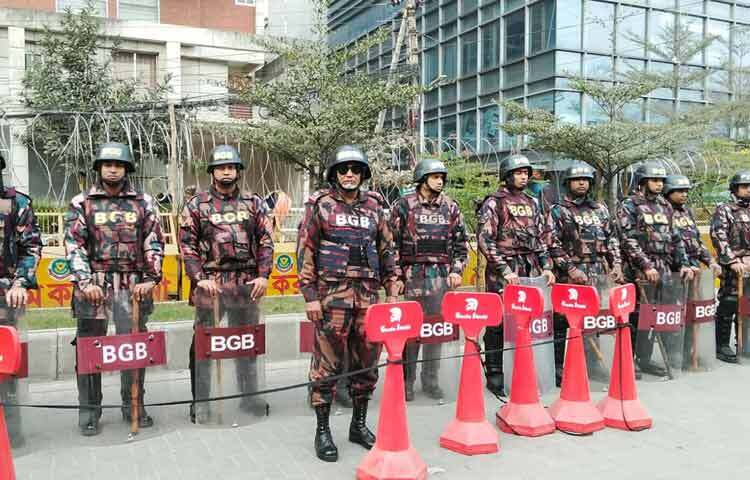 সাবেক প্রধানমন্ত্রী ও বিএনপি চেয়ারপারসন খালেদা জিয়ার জানাজা ও দাফন ঘিরে রাজধানীর বিভিন্ন পয়েন্টে ২৭ প্লাটুন বিজিবি মোতায়েন করা হয়েছে। ছবি: অভিজিৎ রায়