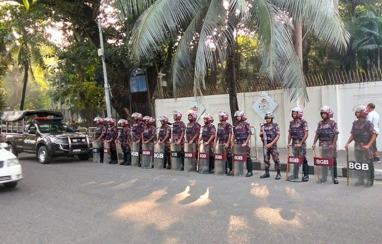 সামাজিক যোগাযোগমাধ্যমে ছড়িয়ে পড়ছে নানা ধরনের গুজব ও অপপ্রচার-যার মধ্যে রয়েছে গণসমাবেশ ঘটিয়ে বিশৃঙ্খলা সৃষ্টি, লকডাউন ঘোষণার গুজব, গুরুত্বপূর্ণ স্থাপনায় হামলার আশঙ্কা এবং যানবাহনে অগ্নিসংযোগের মতো প্রচারণা।