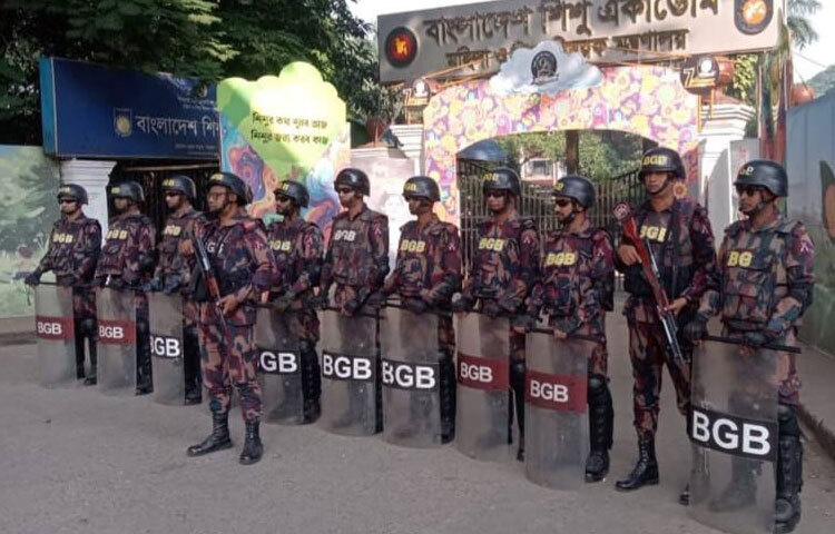 এদিকে গত কয়েকদিনে রাজধানীতে প্রায় ১০টি বাসে অগ্নিসংযোগ ও একাধিক স্থানে ককটেল বিস্ফোরণের ঘটনা ঘটেছে। এসব ঘটনায় গ্রেফতারও হয়েছে।