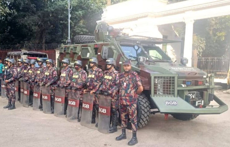 জানা গেছে, ক্ষমতাচ্যুত প্রধানমন্ত্রী শেখ হাসিনার বিরুদ্ধে মানবতাবিরোধী অপরাধের মামলার রায় ঘোষণার তারিখ ১৩ নভেম্বর। দিনটিকে কেন্দ্র করে রাজধানী ঢাকাসহ সারাদেশে উত্তেজনা বিরাজ করছে।