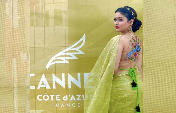 একেকদিন একেক ডিজাইনের আকর্ষণীয় পোশাক পরছেন তিনি। এরই মধ্যে সবার নজরও কেড়েছেন ভাবনা। ছবি: ভাবনার ফেসবুক থেকে