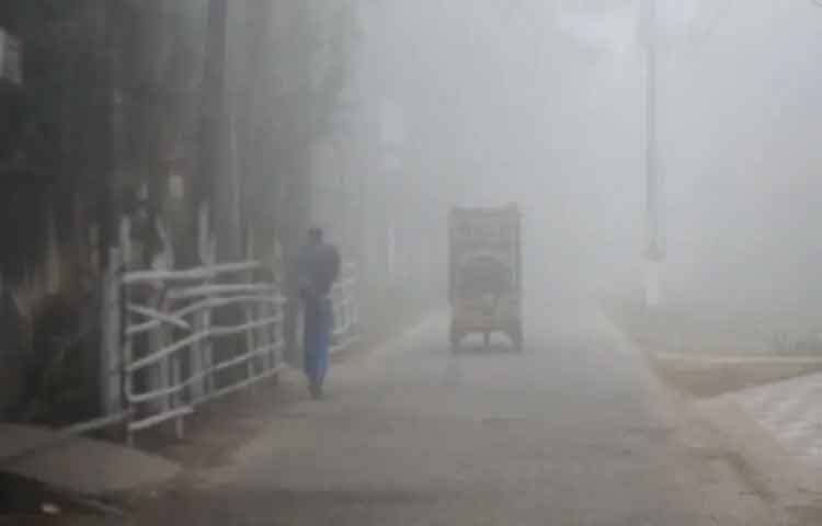 ভোলায় টানা কয়েক দিন ধরে বইছে শৈত্যপ্রবাহ। ঘন কুয়াশা ও তীব্র শীতের দাপটে বিপর্যস্ত জনজীবন। চারদিক ঢেকে রয়েছে ঘন কুয়াশায়। ছবি: জুয়েল সাহা বিকাশ