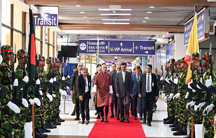 ভুটানের প্রধানমন্ত্রী দাশো শেরিং টোবগে বাংলাদেশে দুই দিনের রাষ্ট্রীয় সফর শেষে আজ ঢাকা ত্যাগের প্রাক্কালে পররাষ্ট্র উপদেষ্টা মো. তৌহিদ হোসেন ও বাণিজ্য উপদেষ্টা শেখ বশিরউদ্দীন হযরত শাহজালাল আন্তর্জাতিক বিমানবন্দরে তাকে বিদায় জানান। ছবি: পিআইডি