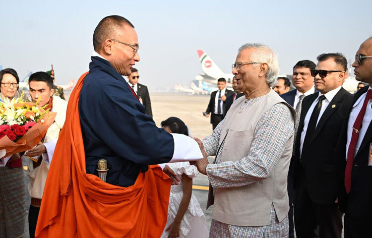 বিমানবন্দরে তাকে লাল গালিচা সংবর্ধনা দেওয়া হয়। এ সময় ভুটানের প্রধানমন্ত্রীকে স্বাগত জানান অন্তর্বর্তী সরকারের প্রধান উপদেষ্টা অধ্যাপক মুহাম্মদ ইউনূস।