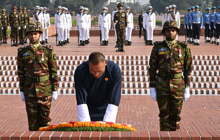আজ সকালে তিনি স্মৃতিসৌধের বেদিতে ফুল দিয়ে শ্রদ্ধা নিবেদন করেন।