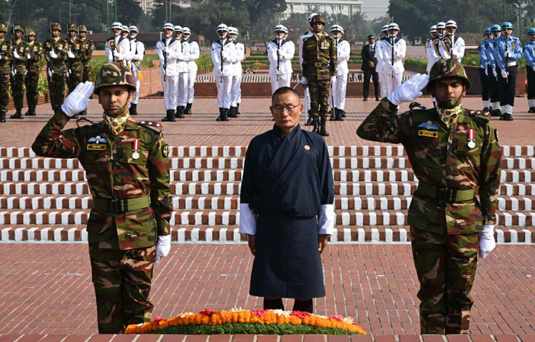 রাষ্ট্রীয় সফরে সকালে ঢাকায় পৌঁছান ভুটানের প্রধানমন্ত্রী শেরিং তোবগে। ভুটানের প্রধানমন্ত্রীকে বহনকারী ড্রুকএয়ারের বিমানটি সকাল ৮টা ১৫ মিনিটে হযরত শাহজালাল আন্তর্জাতিক বিমানবন্দরে (এইচএসআইএ) অবতরণ করে।