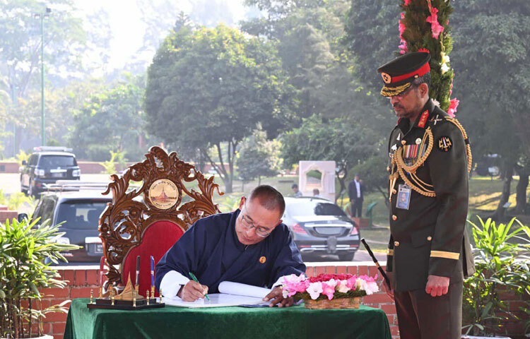শ্রদ্ধা নিবেদনের পর তিনি দর্শনার্থী বইয়ে স্বাক্ষর করেন।