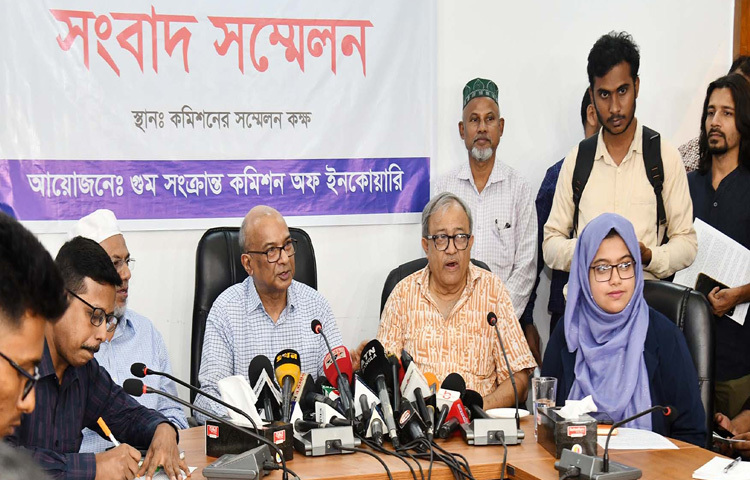 রাজধানীর গুলশানে কমিশনের সার্বিক কার্যক্রম এবং অগ্রগতি সম্পর্কে প্রেস ব্রিফিং করেন গুম সংক্রান্ত কমিশন অফ ইনকোয়ারির সভাপতি অবসরপ্রাপ্ত বিচারপতি মইনুল ইসলাম চৌধুরী। ছবি: পিআইডি