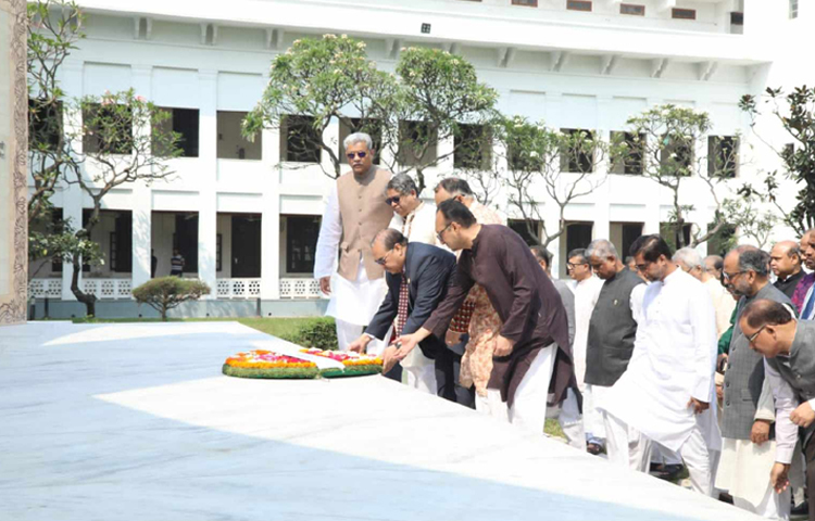 প্রধান বিচারপতি ওবায়দুল হাসান বলেছেন, মানুষের মুক্তির জন্য বঙ্গবন্ধু শেখ মুজিবুর রহমান আন্দোলন-সংগ্রাম করে দেশ স্বাধীন করেছেন। এমনকি জীবন দিয়ে দেশের মানুষের স্বার্থ রক্ষার চেষ্টা করেছেন। ছবি: ফজলুল হক