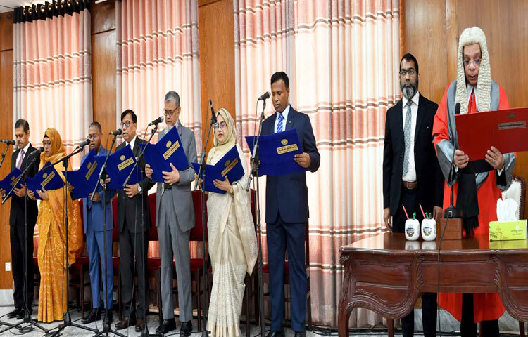 ঢাকায় বাংলাদেশ সুপ্রিম কোর্টের জাজেস লাউঞ্জে বাংলাদেশ সরকারি কর্ম কমিশনের নবনিয়োগপ্রাপ্ত সাতজন সদস্যের শপথবাক্য পাঠ করান প্রধান বিচারপতি সৈয়দ রেফাত আহমেদ। ছবি: পিআইডি