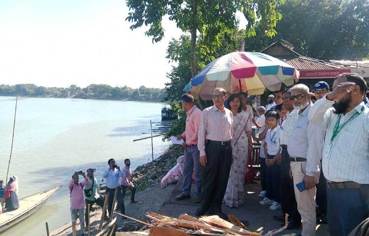 স্কুলের পাশাপাশি বিদ্যালয় সংলগ্ন লঞ্চঘাটও পরিদর্শন করেন অধ্যাপক ডা. বিধান রঞ্জন রায় পোদ্দার।