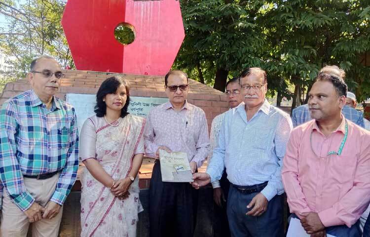 পরিদর্শনকালে তিনি ‘জুবিলীর জানালায়’ শীর্ষক প্রকাশনার মোড়ক উন্মোচন করেন।