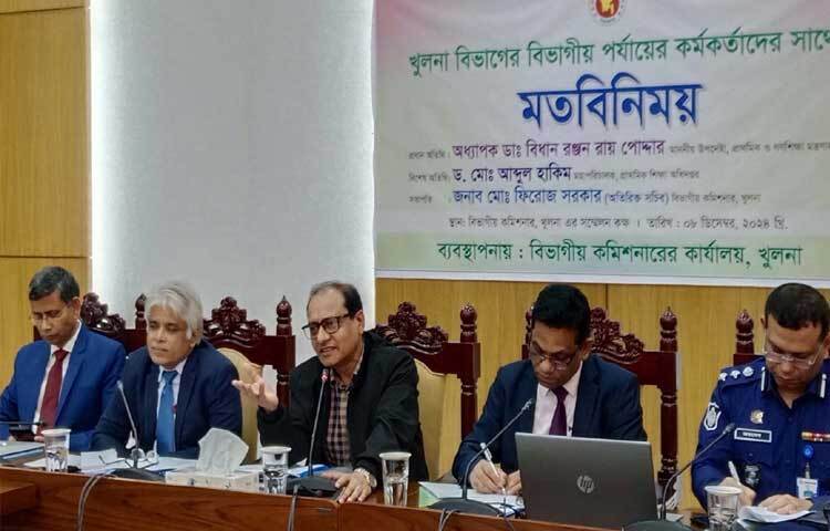 খুলনায় বিভাগীয় কমিশনারের কার্যালয়ে বিভাগের কর্মকর্তাদের সাথে মতবিনিময় সভায় প্রধান অতিথির বক্তৃতা করেন প্রাথমিক ও গণশিক্ষা উপদেষ্টা অধ্যাপক ডা. বিধান রঞ্জন রায় পোদ্দার। ছবি: পিআইডি