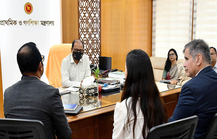 প্রাথমিক ও গণশিক্ষা উপদেষ্টা অধ্যাপক ডা. বিধান রঞ্জন রায় পোদ্দারের সঙ্গে মন্ত্রণালয়ে তার অফিসকক্ষে সাক্ষাৎ করেন গ্লোবাল পার্টনারশিপ ফর এডুকেশনের প্রতিনিধিদল। ছবি: পিআইডি