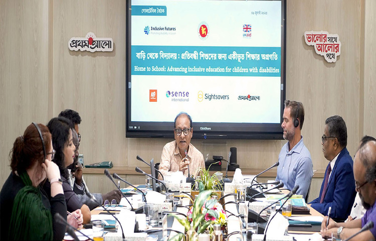 ঢাকায় প্রথম আলো পত্রিকার কার্যালয়ে ‘বাড়ি থেকে বিদ্যালয়: প্রতিবন্ধী শিশুদের জন্য একীভূত শিক্ষার অগ্রগতি’ বিষয়ক গোলটেবিল বৈঠকে বক্তব্য রাখেন প্রাথমিক ও গণশিক্ষা উপদেষ্টা অধ্যাপক ডা. বিধান রঞ্জন রায় পোদ্দার। ছবি: পিআইডি