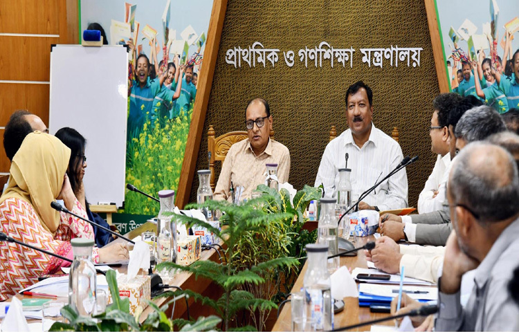 মন্ত্রণালয়ের সভাকক্ষে সমন্বয় সভায় প্রধান অতিথির বক্তৃতা করেন প্রাথমিক ও গণশিক্ষা উপদেষ্টা অধ্যাপক ডা. বিধান রঞ্জন রায় পোদ্দার। ছবি: পিআইডি