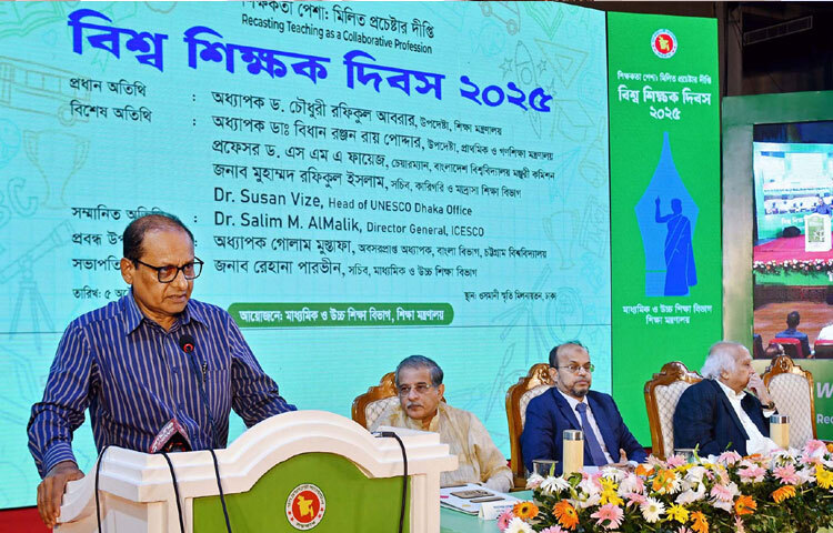 ঢাকায় ওসমানী স্মৃতি মিলনায়তনে ‘বিশ্ব শিক্ষক দিবস-২০২৫’ উপলক্ষ্যে আয়োজিত অনুষ্ঠানে বিশেষ অতিথির বক্তৃতা করেন প্রাথমিক ও গণশিক্ষা উপদেষ্টা অধ্যাপক ডা. বিধান রঞ্জন রায় পোদ্দার। ছবি: পিআইডি