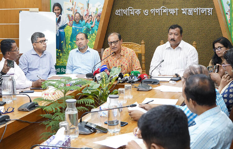 মন্ত্রণালয়ের সম্মেলনকক্ষে ‘আন্তর্জাতিক সাক্ষরতা দিবস ২০২৫’ উপলক্ষ্যে আয়োজিত সংবাদ সম্মেলনে ব্রিফ করেন প্রাথমিক ও গণশিক্ষা উপদেষ্টা অধ্যাপক ডা. বিধান রঞ্জন রায় পোদ্দার। ছবি: পিআইডি