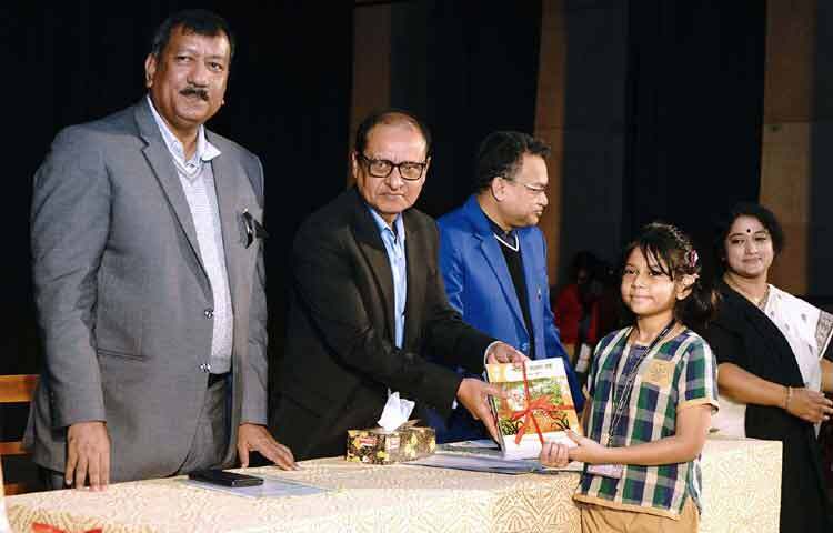 ঢাকায় ধানমন্ডিতে নালন্দা উচ্চ বিদ্যালয়ের শিক্ষার্থীদের মাঝে নতুন বছরে বই বিতরণ করেন প্রাথমিক ও গণশিক্ষা উপদেষ্টা অধ্যাপক ডা. বিধান রঞ্জন রায় পোদ্দার। ছবি: পিআইডি