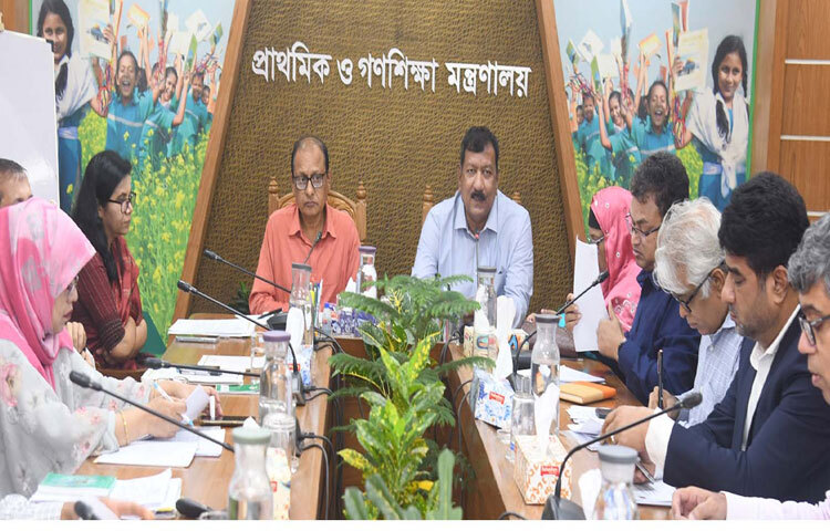 মন্ত্রণালয়ের সভাকক্ষে সমন্বয় সভায় প্রধান অতিথির বক্তৃতা করেন প্রাথমিক ও গণশিক্ষা উপদেষ্টা অধ্যাপক ডা. বিধান রঞ্জন রায় পোদ্দার। ছবি: পিআইডি