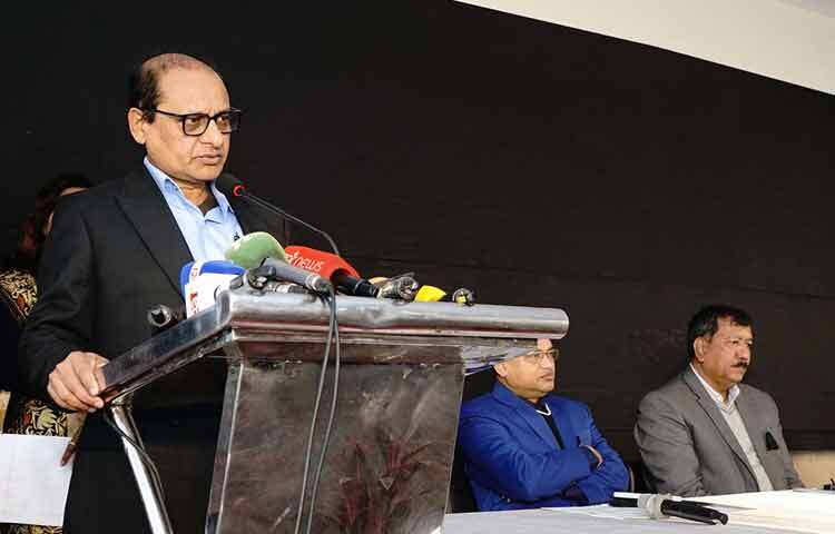 ঢাকায় আগারগাঁওয়ে আবুল বাশার সরকারি প্রাথমিক বিদ্যালয়ে শিক্ষার্থীদের মাঝে নতুন বছরে বই বিতরণ অনুষ্ঠানে প্রধান অতিথির বক্তৃতা করেন প্রাথমিক ও গণশিক্ষা উপদেষ্টা অধ্যাপক ডা. বিধান রঞ্জন রায় পোদ্দার। ছবি: পিআইডি