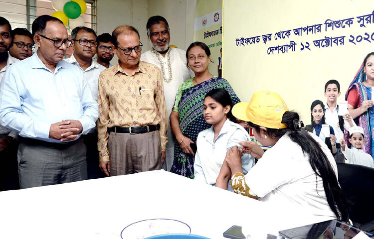 প্রাথমিক ও গণশিক্ষা উপদেষ্টা অধ্যাপক ডা. বিধান রঞ্জন রায় পোদ্দার ঢাকায় কলাবাগানে লেক সার্কাস বালিকা উচ্চ বিদ্যালয়ে টাইফয়েড টিকাদান ক্যাম্পেইন-২০২৫ পর্যবেক্ষণ করেন। ছবি: পিআইডি