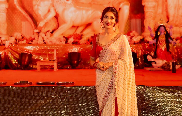 সামাজিক যোগাযোগমাধ্যমে প্রকাশিত ছবিতে দেখা গেছে, প্রতিমা দর্শন আর পূজার আড্ডায় তিনি বেছে নিয়েছেন একেবারেই গ্ল্যামারাস একটি শাড়ি।