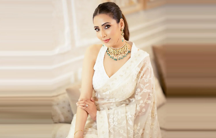 একরঙা সাদা হলটার ডিপনেক ব্লাউজের সঙ্গে সাদা ফ্লোরাল শাড়িতে অপরূপ লাগছে মিমকে।