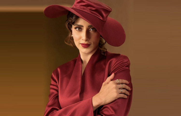 ছবিতে মিমকে দেখা যাচ্ছে ক্রিমসন রেড রঙের বিলাসবহুল সাটিন ব্লেজারে, সঙ্গে চোখ জোড়া আটকে রাখার মতো একটি বড় হ্যাট, যেটিও একই রঙের। পুরো লুকটা যেন সময় পেছনে ফিরে গিয়ে ৫০ বা ৬০ দশকের কোনো হলিউড ক্ল্যাসিক ফিল্মের নায়িকার মতো করে তুলেছে তাকে।