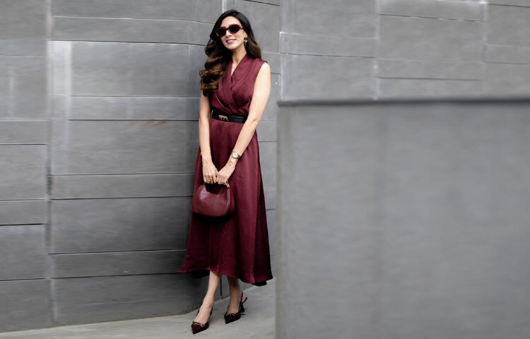 বারগান্ডি রঙের স্লিভলেস মিডি ড্রেসে মিমের উপস্থাপনাই আলাদা মাত্রার। সিল্কি ফ্যাব্রিকের মসৃণ টেক্সচার আর ড্রেপড ভি-নেক কাট পুরো লুকে এনে দিয়েছে অপার এলিগ্যান্স। ক্ল্যাসিক আর কনটেম্পোরারি ভাবনার মিশেলে এই পোশাক যেন একসঙ্গে দুটি সময়কে তুলে ধরেছে তার গায়ে।