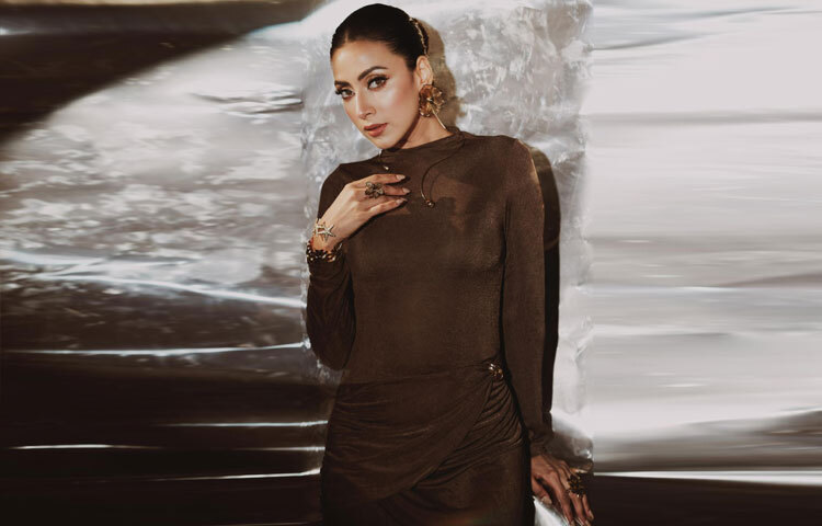 ড্রেস ও গয়নার স্টেটমেন্ট ধরিয়ে রাখতে তিনি বেছে নিয়েছেন ক্ল্যাসিক স্লিক বান। শীতে এমন হেয়ারডু খুবই কার্যকর। চুল মুখে না পড়ায় পোশাক, স্কার্ফ বা আউটারলেয়ারের সৌন্দর্য আরও ফুটে ওঠে। মিমের ক্ষেত্রেও ঠিক তাই হয়েছে।