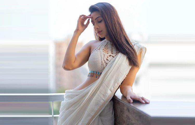 সাধারণ একখানা সুতি শাড়িও হয়ে উঠতে পারে অসাধারণ, যদি সঙ্গে থাকে ইউনিক ব্লাউজ। সাদা রঙের কুরুশকাঁটা হলটার নেক ব্লাউজের লুকে অপরূপ লাগছে লাক্স সুন্দরী বিদ্যা সিনহা মিমকে। বিশেষ করে সবার নজর কেড়েছে ব্লাউজের নিচের অংশে রঙিন বিডসের কারুকাজ।