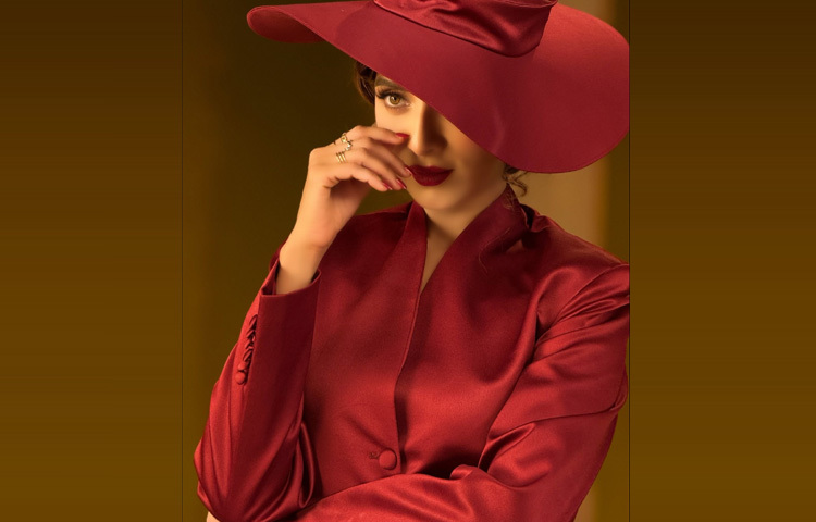 চোখে পড়ছে ছোট ছোট কিন্তু নিখুঁত ডিটেইলস-হৃদয় আকৃতির গোল্ডেন স্টাড ইয়াররিং, আঙুলে বাহারি ডিজাইনের রিং, হাতে হালকা মিনিমাল ব্রেসলেট, সবই যেন রেড আউটফিটের সঙ্গে রুচিশীল সুরে বাজছে।