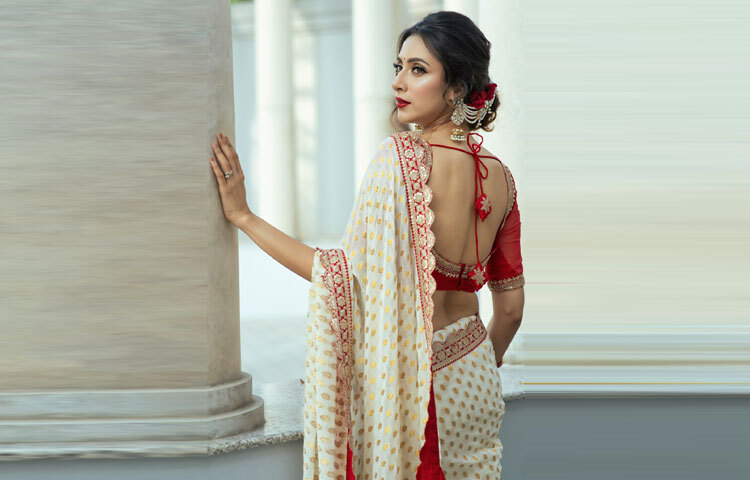 উৎসবের রঙে ভরা এমন দিনে এই সাজ যেন ঠিক তেমনই যা একজন বাঙালি নারীর ঐতিহ্য আর আধুনিকতার মিশ্রণকে সুন্দরভাবে উপস্থাপন করে।