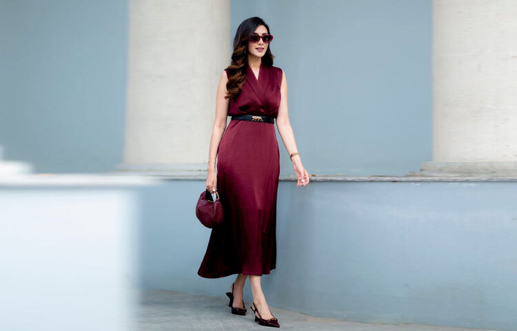 ড্রেসটির র‍্যাপ-কাট ডিজাইনকে আরও নজরকাড়া করে তুলেছে কোমরে বাঁধা বেল্টটি। কালো লেদারের ওপর সোনালি টাইগার মোটিফ সব্যসাচী মুখার্জির এই সিগনেচার বেল্ট লুকটিকে এক লাফে গ্ল্যামারাস করে তুলেছে। পোশাকের সঙ্গে মিল রেখে যেসব অনুষঙ্গ বেছে নিয়েছেন, তাও সমানভাবে আলোচনার যোগ্য।