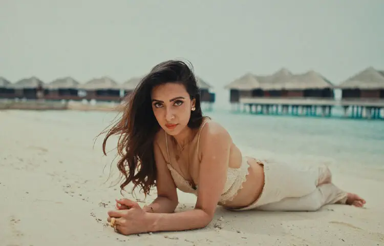 ডিপ নেকলাইন ও ব্যাকলেস ডিজাইন লুকটিকে সাহসী এবং স্মার্ট লুক হিসেবে উপস্থাপন করেছে। হাই-ওয়েস্ট ফ্লুইড প্যান্ট মিমের ফিগারকে সুন্দরভাবে ব্যালান্স করেছে, যেখানে কোমরের লেইসের ডিজাইন স্টাইলকে আরও আকর্ষণীয় করেছে।