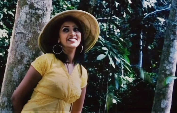 এরপর ২০০৮ সালে হুমায়ূন আহমেদ পরিচালিত ‘আমার আছে জল’ চলচ্চিত্রে অভিনয়ের মধ্য দিয়ে বড় পর্দায় পা রাখেন মিম।