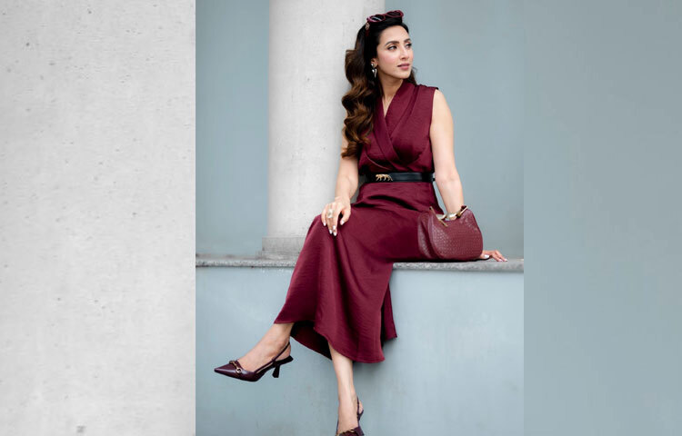 মেকআপে ছিল মিমের স্বাভাবিক সৌন্দর্য উজ্জ্বল করে তোলার প্রচেষ্টা। নরম গোলাপি লিপস্টিক, হালকা ব্লাশ আর স্মুথ বেস সব মিলিয়ে তার স্কিনের ন্যাচারাল গ্লো আরও ফুটে উঠেছে। চুলে ঢেউখেলানো নরম কার্ল, সঙ্গে হালকা ব্রাউন হাইলাইট ও সাইড পার্টিং -যা আবারও প্রমাণ করে, মিম জানেন ঠিক কীভাবে নিজের লুককে ভারসাম্যপূর্ণ রাখতে হয়।