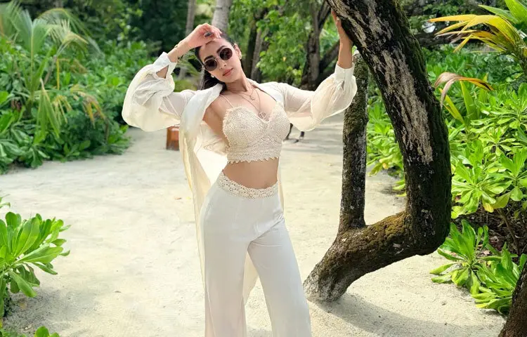 অ্যাকসেসরিজের ক্ষেত্রে মিম তুলনামূলকভাবে মিনিমাল পছন্দ করেছেন। একই রঙের সুতির লং শ্রাগটি লেয়ারিংয়ের মাধ্যমে পুরো লুকটিকে আরও স্টাইলিশ করে তুলেছে। খোলা চুল, হালকা গোল্ড টোনের হার্ট শেপ স্টাড, লেয়ারড নেকপিস এবং ব্রেসলেট সব মিলিয়ে লুকটিকে ক্ল্যাসি ও রোমান্টিক করেছে।