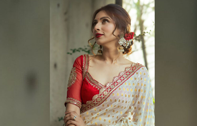 মেকআপেও ছিল পরিমিত অথচ মোহনীয় স্পর্শ।