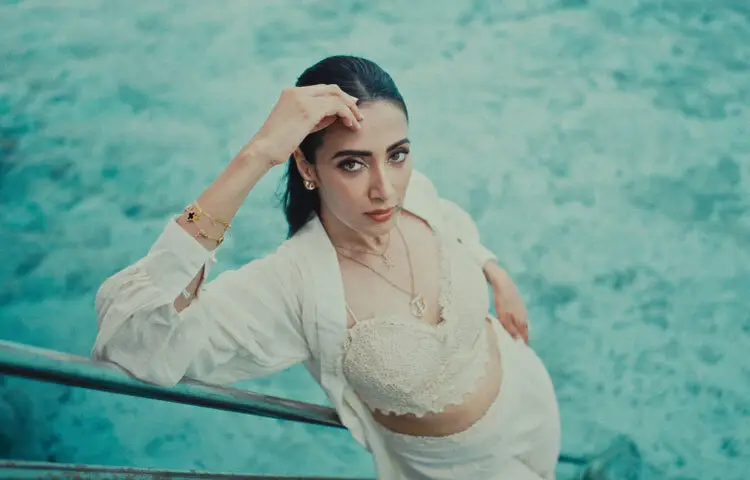 মালদ্বীপের ট্রপিক্যাল পরিবেশের সঙ্গে মিমের আউটফিটের সমন্বয় নজর কাড়ছে। তিনি বেছে নিয়েছেন হালকা আইভরি ও ক্রিম শেডের কমফোর্টেবল লুক, যা ন্যাচারাল টোনের কারণে প্রাকৃতিক পটভূমির সঙ্গে যেন একাকার হয়ে গেছে।