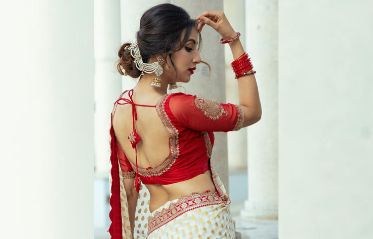 শাড়ির পাশাপাশি তার ব্লাউজটিও ছিল সমান মনকাড়া।