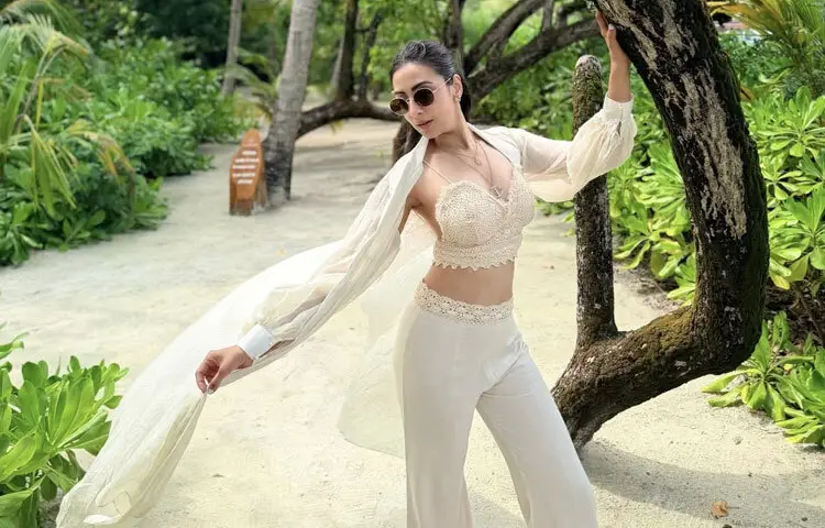 বিশেষভাবে চোখে পড়ছে ক্রোশেট বা কুশিকাঁটার তৈরি ব্রালেট টপ, যা ভোকেশন লুককে একধরনের বোহেমিয়ান ফ্লেয়ার দিয়েছে।