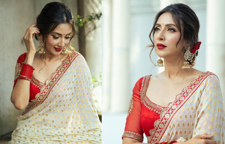 পূজার সাজে লাক্সসুন্দরী হয়ে উঠেছেন একেবারেই অনন্যা।