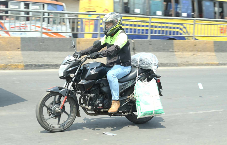 অনেকে নিজের মোটরসাইকেলে করেই রওনা হয়েছেন বাড়ির পথে। ছবি: মাহবুব আলম