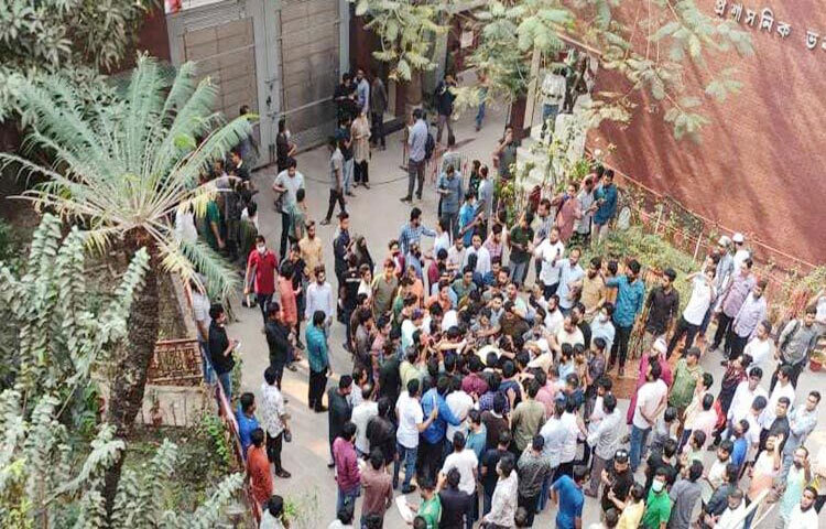 বিমান বাংলাদেশ এয়ারলাইন্সের একটি নিয়োগ পরীক্ষায় প্রশ্নফাঁসের অভিযোগ উঠেছে। এর প্রতিবাদে রাজধানীর লালমাটিয়া মহিলা কলেজ কেন্দ্রে বিক্ষোভ করছেন চাকরিপ্রত্যাশীরা। ছবি: মুসা আহমেদ